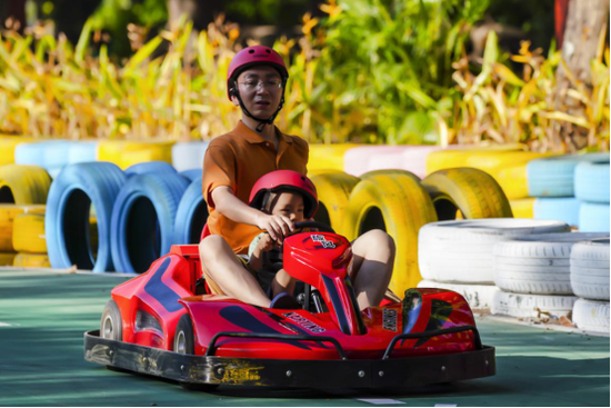 图:游客体验天涯新项目亲子卡丁车(童承东摄影)