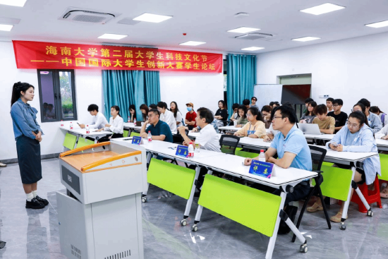 6月1日上午，中国国际大学生创新大赛学生论坛现场。王鑫宇 摄