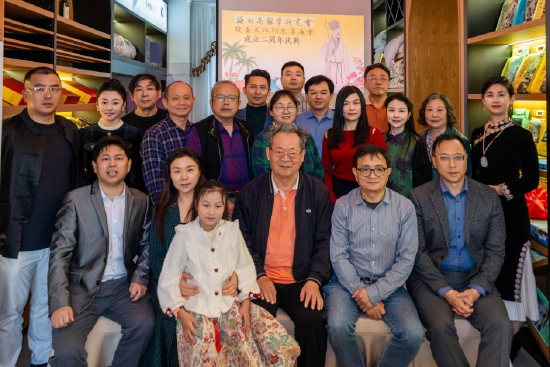参加讲座活动的部分专家和听众合影留念