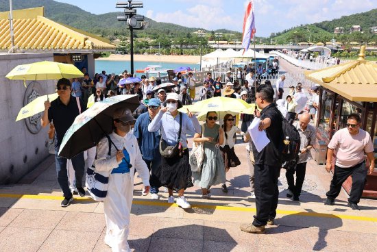 10月14日，泰国游客在三亚南山文化旅游区游览