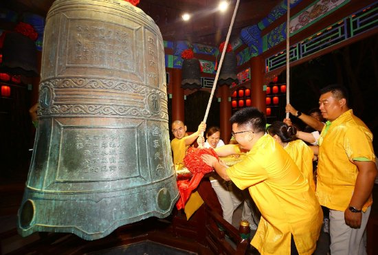 2月9日，人们在三亚南山文化旅游区内的南山寺撞钟迎新
