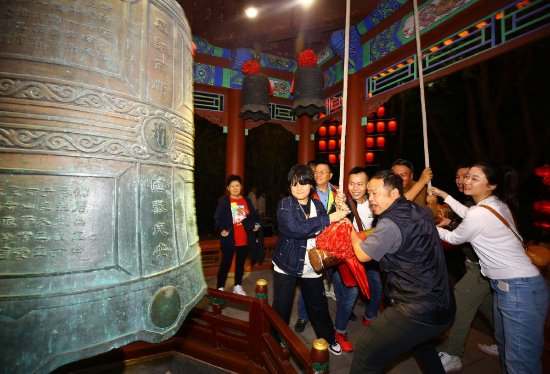 2月10日凌晨，人们在三亚南山文化旅游区内的南山寺撞钟迎新