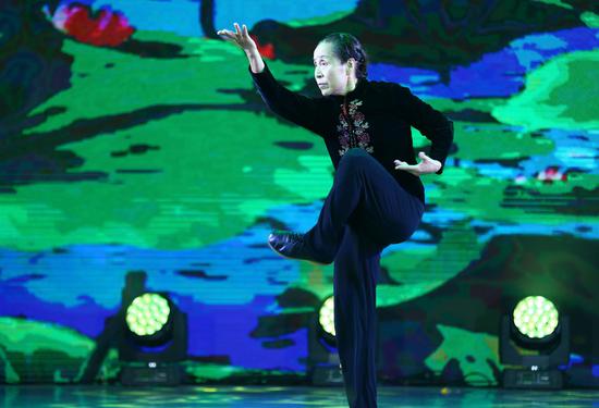 "太极皇后"苏自芳在表演八卦太极
