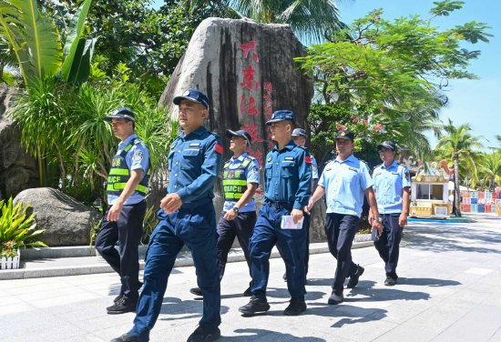 海警执法员联合驻地涉海部门到三亚景区开展普法宣传
