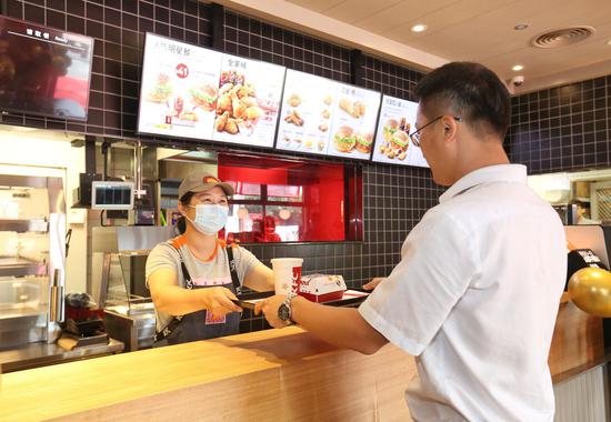 中国石化海南石油四家高速路服务区肯德基餐厅同时开业