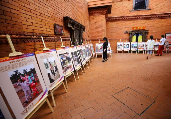 6月10日，三亚南山非遗节现场，游客参观非遗成果展