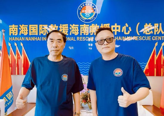 海南资深新闻工作者李笑天（左）专访董永光