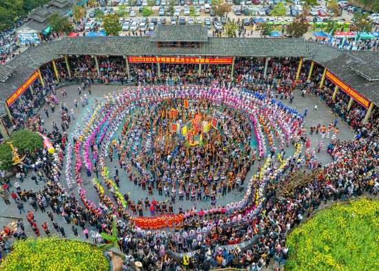 三等奖：黄凤栖《苗寨坡会迎新春》