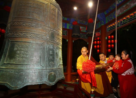 2月9日，人们在三亚南山文化旅游区内的南山寺撞钟迎新