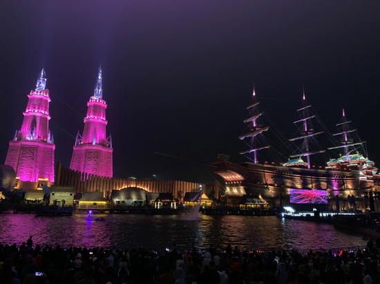 长影环球100奇幻乐园试业 八方游客共享跨年狂欢