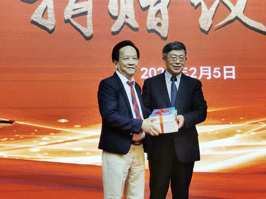 支持改革发展研究公益事业椰树集团海南改革发展研究基金会捐赠仪式