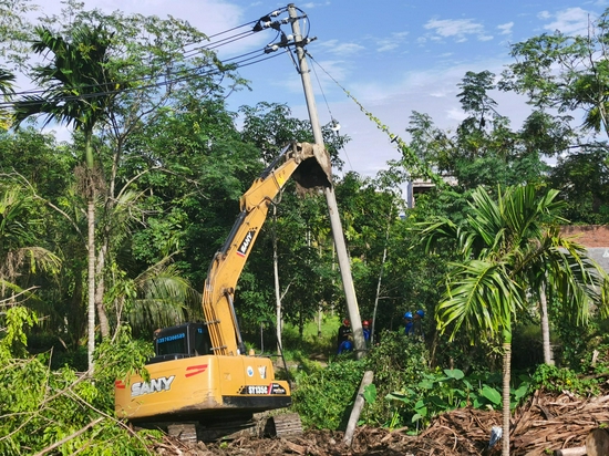 南方电网海南屯昌供电局员工使用作业车将倒杆立起.李泽炜 摄