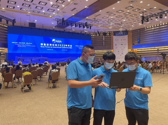 优化工程师在国际会议中心进行网络测试优化