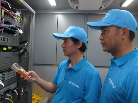 维护工程师在博鳌东屿岛检查通信基站状态