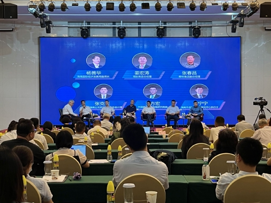 海胶集团总经理姜宏涛,椰树集团副总经理张春昌,大唐海南公司党委委员