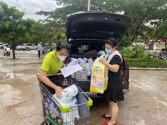 南国宝宝三亚子公司经理孙日姣正在清点配送物品