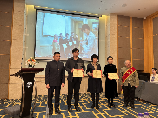 会议现场，林天东国医大师、王守东会长和黎雲秘书长分别为第二届副会长、常务理事、理事颁发证书