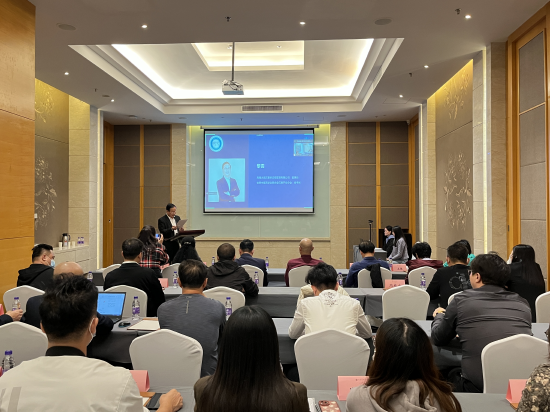 黎雲秘书长主持换届大会