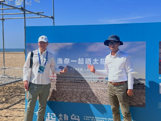 三亚市天涯海角国际会展有限公司总经理、天涯文创院院长文琼云与AIM国际设计竞赛组委会主席王旭