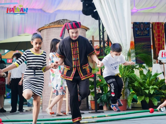 新加坡市民游客现场体验海南黎族竹竿舞