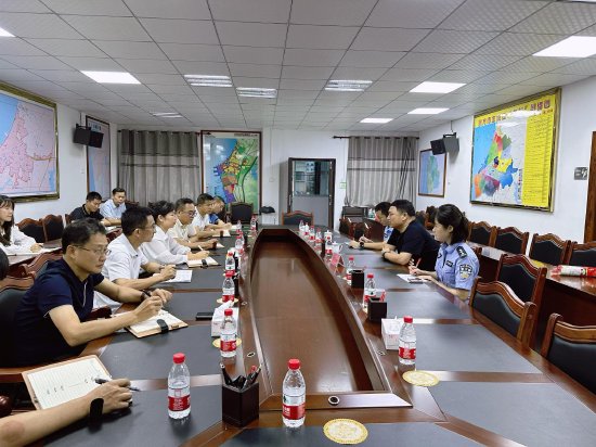 东方市副市长陈小博深入市城市运行指挥中心及市交通运输局开展反走私