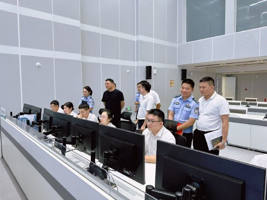 东方市副市长陈小博深入市城市运行指挥中心及市交通运输局开展反走私