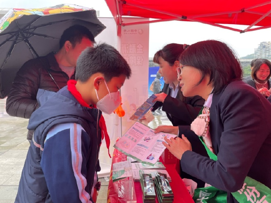 中国人寿寿险厦门市分公司设置展位宣传惠民服务