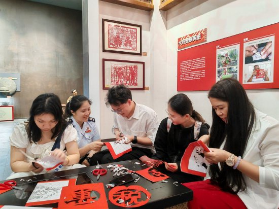 海南乐东税务:"税企手牵手,剪纸话春风"