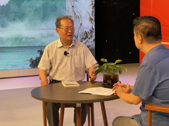 李公羽(左)回答主持人韩磊提出来的问题