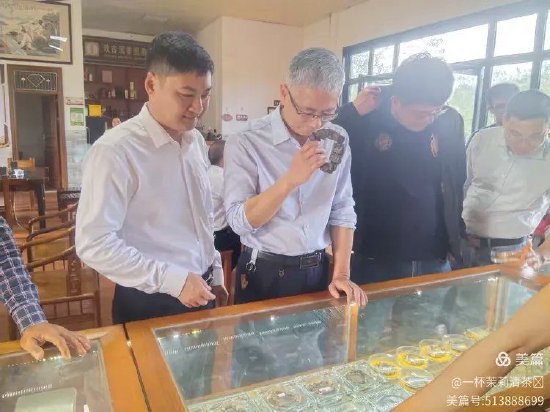 图：加乐镇的干部们现在也越来越识香懂香