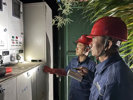 海南电网陵水供电局工作人员检查陵文安居房六期新建小区地面供配电设施运行情况。刘淳松 摄