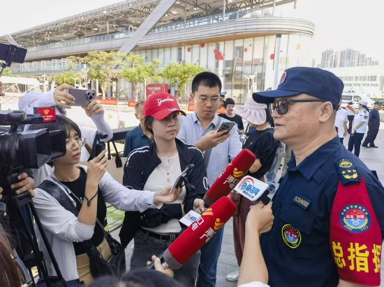 南海国际救援总队总队长、演习总指挥董永光接受媒体采访。