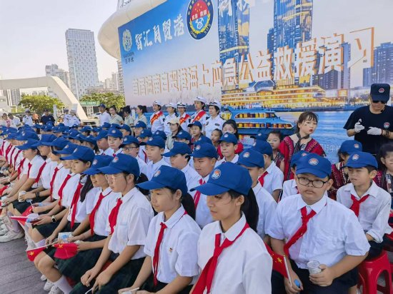 海南枫叶国际学校学生观看救援演习