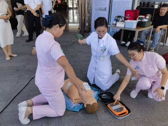 海南现代妇女儿童医院医护人员救护现场
