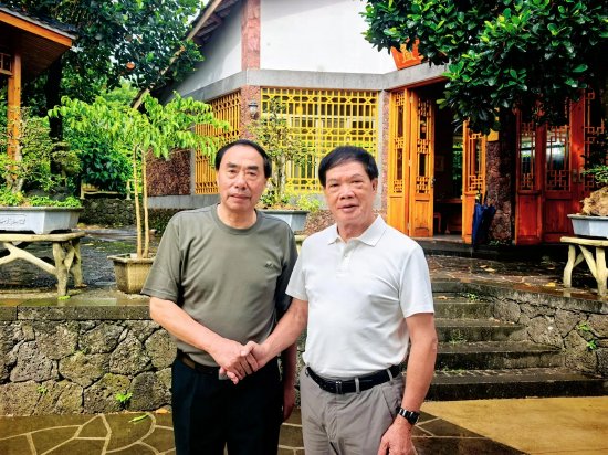 退而不休，仍在采访第一线，专访海南火山世界地质公园董事长陈耀晶