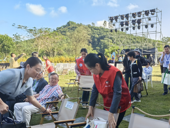 志愿者在引导嘉宾入座.(共青团屯昌县委员会 供图)