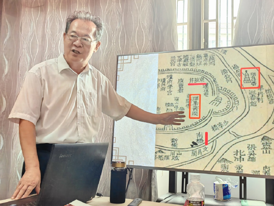 李公羽向大家介绍琼州府城有关东坡文化的历史记载