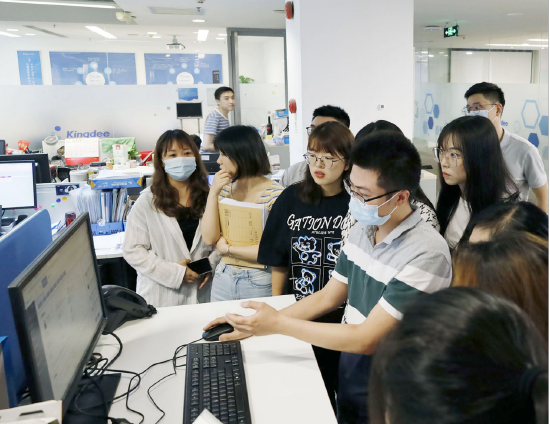 学生在金蝶集团财务部开展“企业课堂”