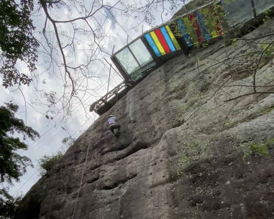 游客在琼海白石岭景区体验攀岩项目