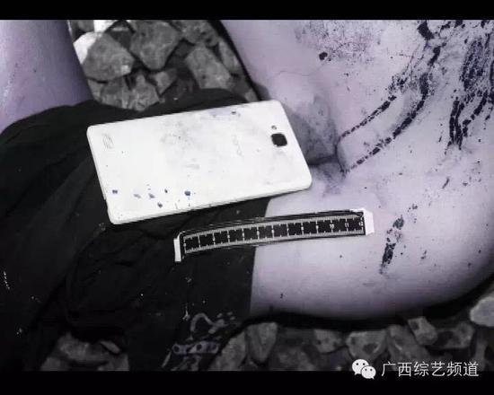 案发现场并没有目击者,女子在现场是泣不成声.
