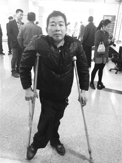 海口腿部残疾男子参加招聘会目前未找到合适工作