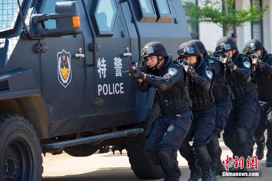 探营海口特警训练场 索降狙击样样精_新浪海南_新浪网