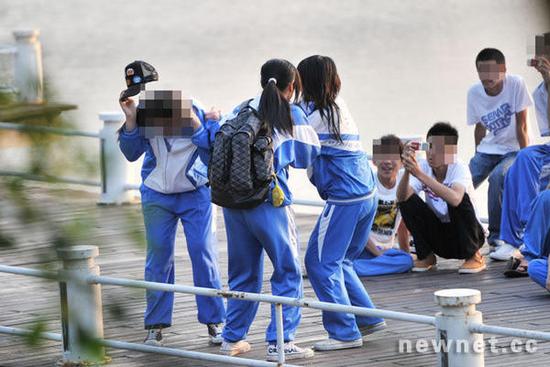新闻频道 > 正文     这样的校园欺凌并非个例,而且不少都是由早恋