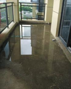 阳台积水房屋漏水业主很"上火"