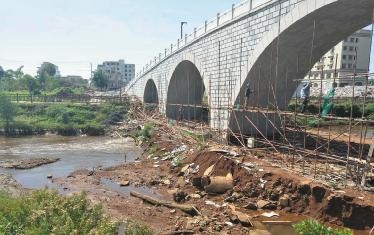 人形拱桥下河道被堵塞