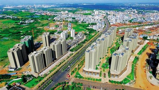 7月8日,航拍海口灵山镇安置房绿地悦城小区.