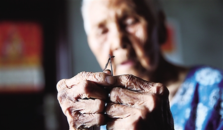 老人还能穿针引线