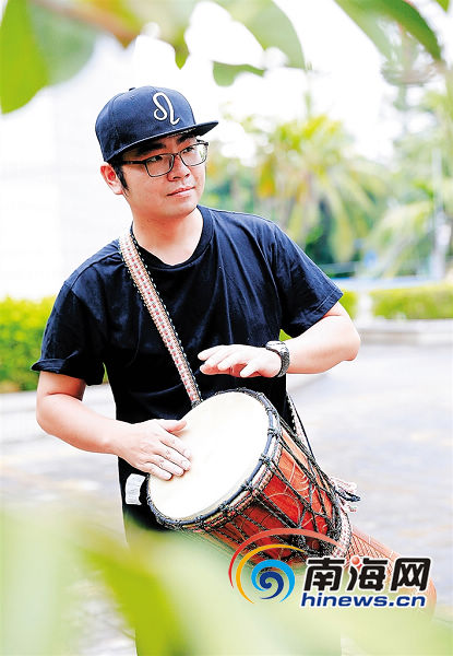 "嘣……踏踏……嘣……踏,打鼓的同时,你的脚也要跟着踩拍子.