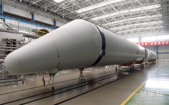 五号运载火箭总装车间拍摄的长征五号运载火箭的助推器(4月13日摄)