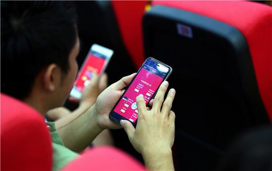 总决赛现场观众纷纷为参赛选手手机投票助威